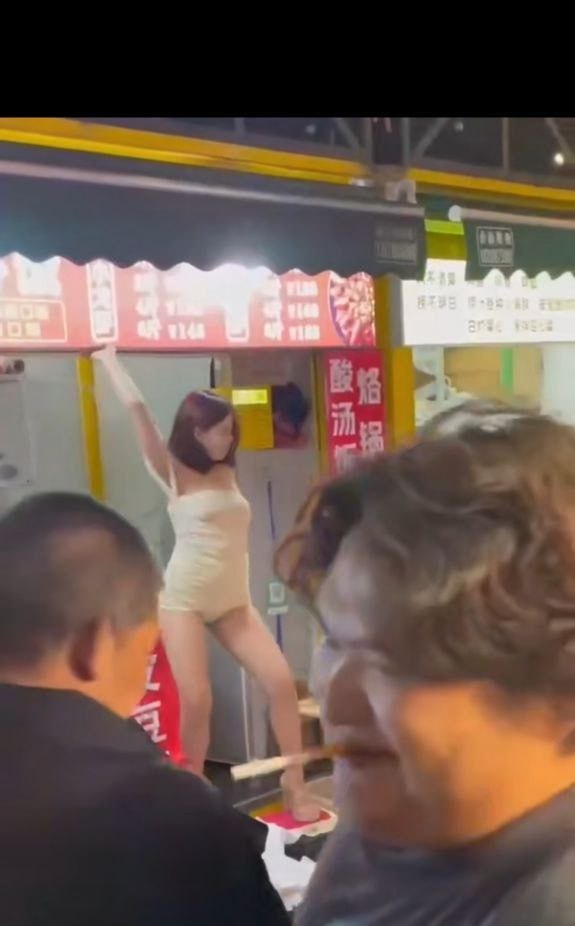 惊爆饭店与KTV的内卷大战火热上演 紧身超短裙露内裤 凸点舞娘扭臀跳擦边舞吸客